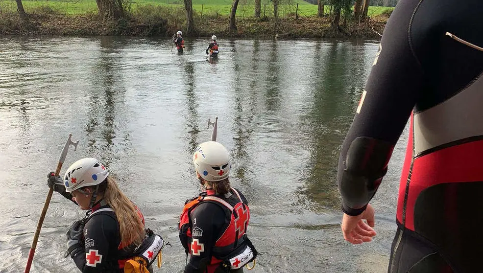 Miembros de Cruz Roja buscan en el r&iacute;o al hombre de 82 a&ntilde;os desaparecido