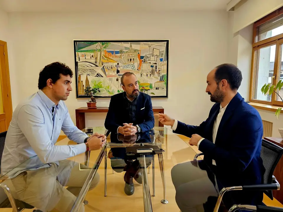 El doctor Jos&eacute; Mar&iacute;a Gonz&aacute;lez Ruiz se re&uacute;ne con el alcalde de Torrelavega, Javier L&oacute;pez Estrada, y con el concejal de Deportes y Juventud, Nacho Gonz&aacute;lez