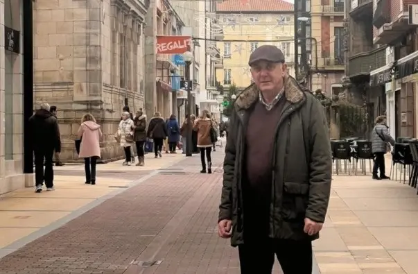 El concejal del PP Francisco Trueba en la calle M&aacute;rtires