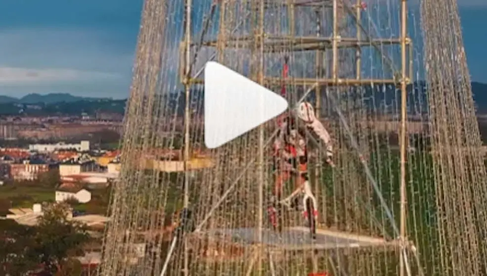 Ra&uacute;l Guti&eacute;rrez en lo alto del &aacute;rbol de Navidad de Cartes