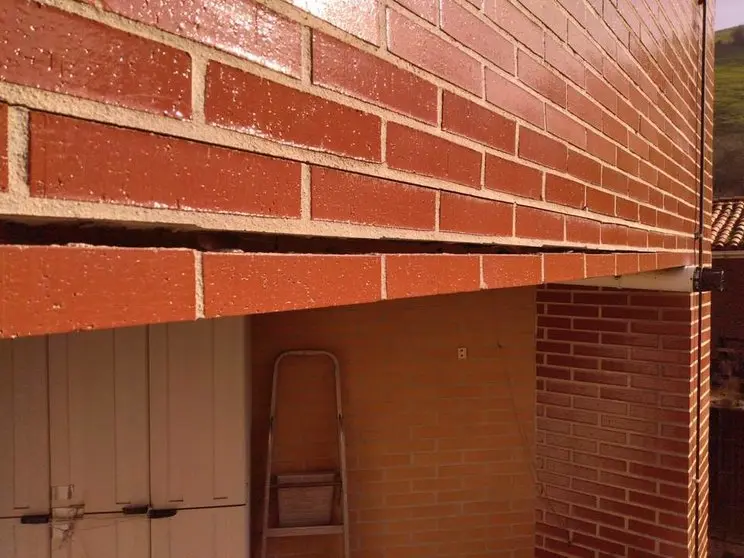  Se desprende sobre la calle parte del balc&oacute;n de una vivienda de Unquera