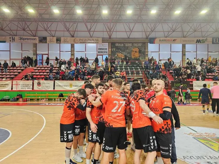 Fotograf&iacute;a del equipo tras el partido