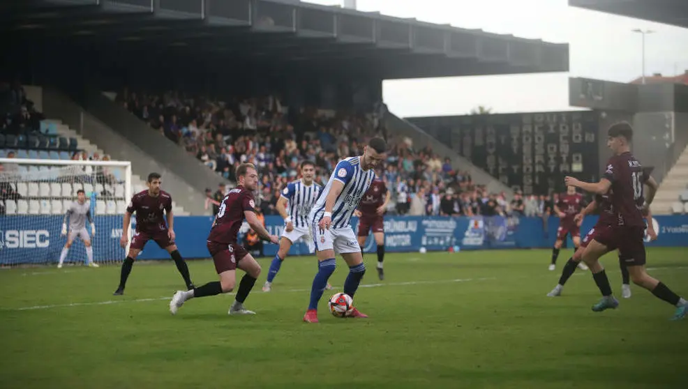 Javi Delgado en el partido ante el Real Avil&eacute;s | Foto- N&eacute;stor Revuelta