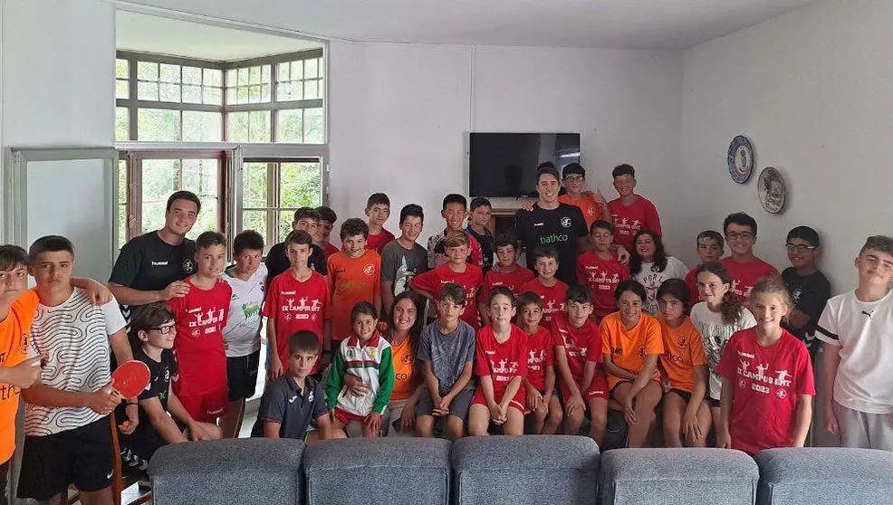 Foto de familia de la pasada edici&oacute;n del campus | Foto- BM Torrelavega