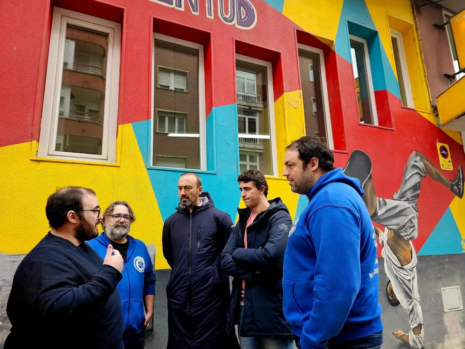 El alcalde, Javier L&oacute;pez Estrada, y el concejal de Juventud, Nacho Gonz&aacute;lez, visitan la Casa de la Juventud