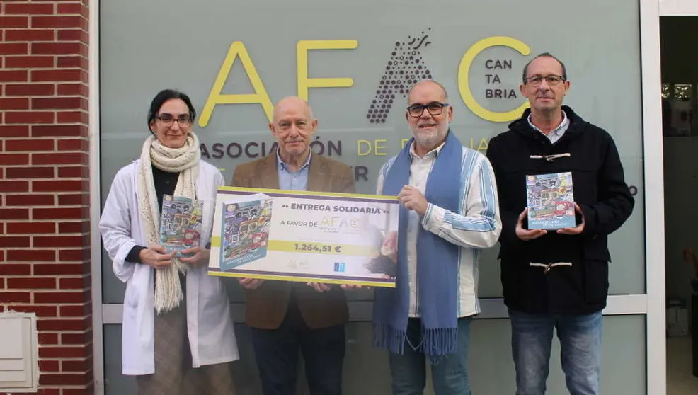 La vicepresidenta de AFAC, M&oacute;nica P&eacute;rez; el editor del libro, Luis Barqu&iacute;n; el presidente de la Asociaci&oacute;n, Luis Saiz; y el autor de 'Mi colecci&oacute;n de recuerdos', Paco Pis, durante la entrega solidaria