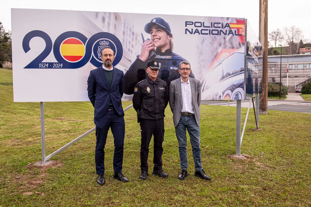 Panel colocado a la entrada de Torrelavega por el bicentenario de la Polic&iacute;a Nacional
