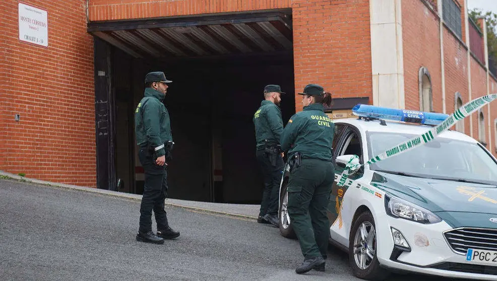 Agentes de la Guardia Civil en Castro Urdiales, donde ha aparecido una mujer muerta con signos de violencia y sus dos hijos menores, de 15 y 13 a&ntilde;os, estar&iacute;an involucrados en los hechos