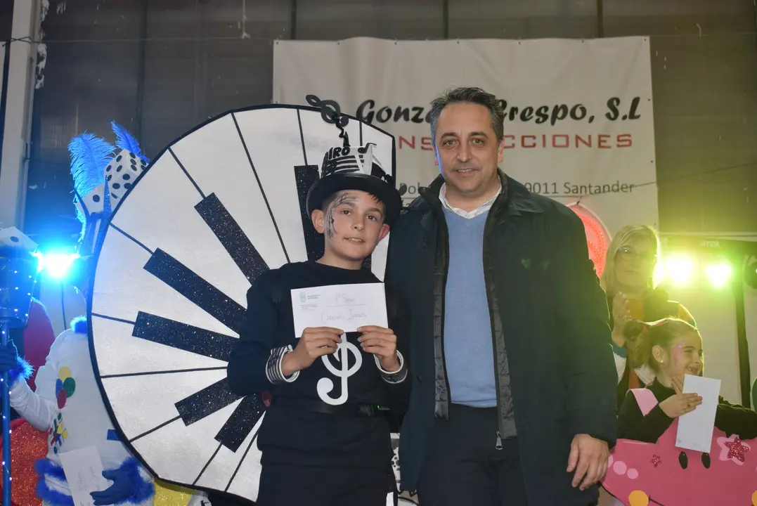 El alcalde de Pi&eacute;lagos, Carlos Caram&eacute;s (derecha), junto a uno de los ni&ntilde;os integrantes de 'Dando la nota' , grupo ganador del Carnaval Infantil del municipio