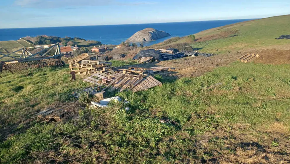 Escombros en la zona de La Arn&iacute;a