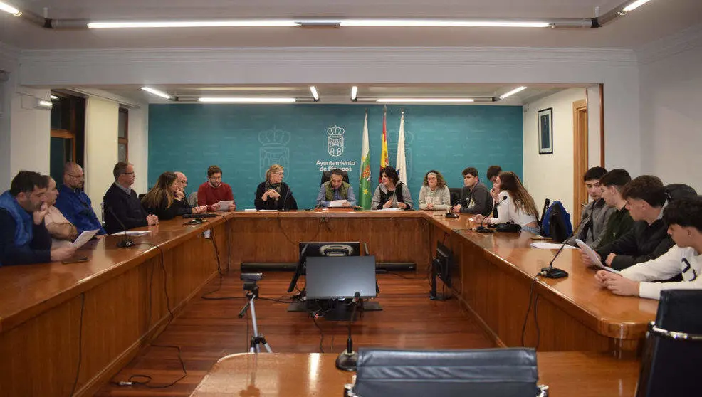 El alcalde de Pi&eacute;lagos, Carlos Caram&eacute;s, presenta a j&oacute;venes del municipio el borrador de bases de las pe&ntilde;as