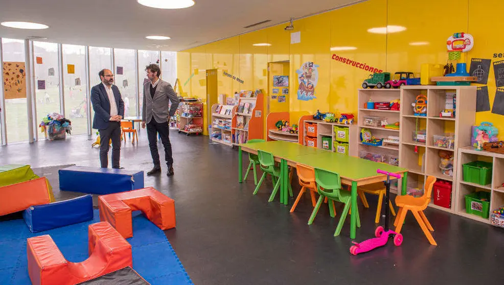 El primer teniente de alcalde, Jos&eacute; Luis Urraca, y el concejal de Bienestar Social, Alberto Rubio, en la Ludoteca Municipal 'Trastolillo'