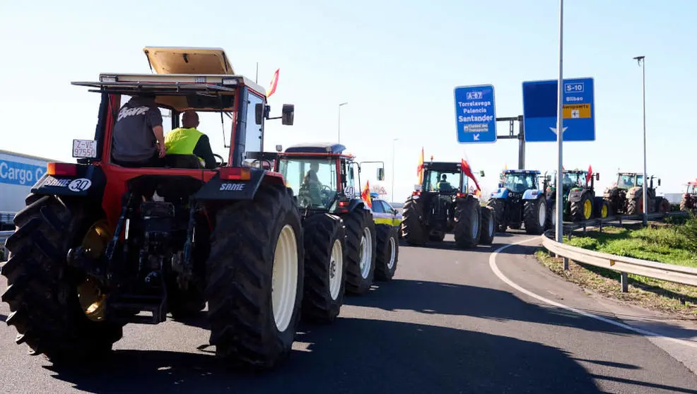 Tractores durante una manifestaci&oacute;n en Cantabria