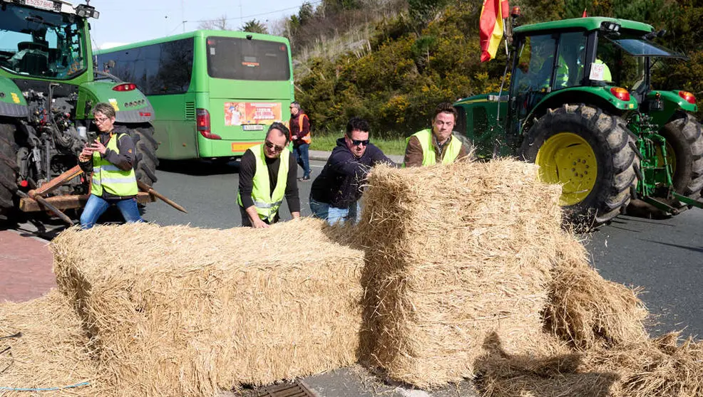 Balas de paja en Colindres durante la d&eacute;cima quinta jornada de protestas de los tractores en las carreteras espa&ntilde;olas FOTO- Juanma Serrano