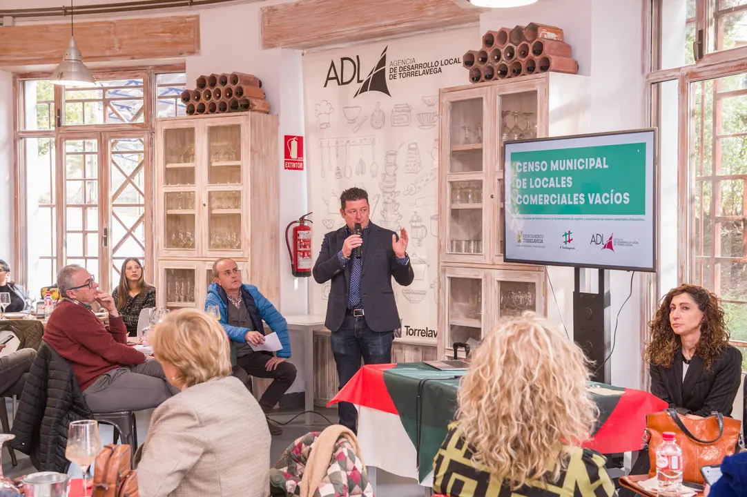 El concejal Jes&uacute;s S&aacute;nchez da a conocer a las inmobiliarias el nuevo portal web sobre locales vac&iacute;os