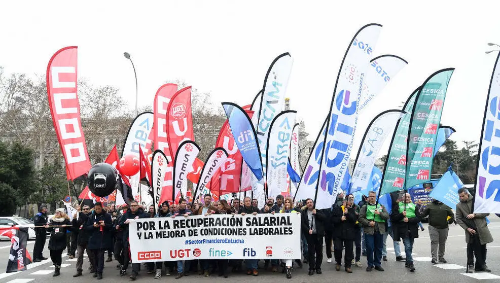 Empleados de banca durante una manifestaci&oacute;n para exigir mejores salarios