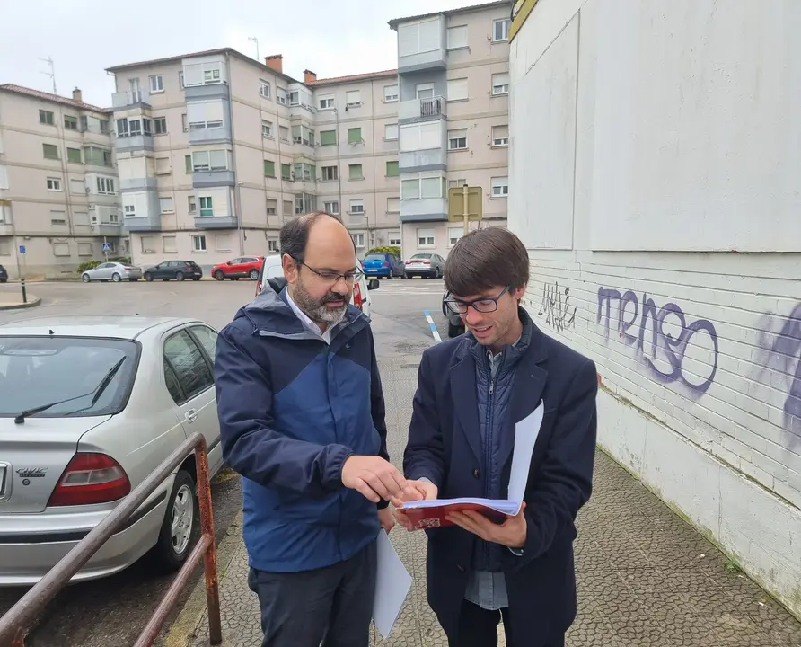 El concejal de Obras de Torrelavega, Jos&eacute; Luis Urraca (izda), en una visita a la zona del Barrio Covadonga donde se renovar&aacute; la acera