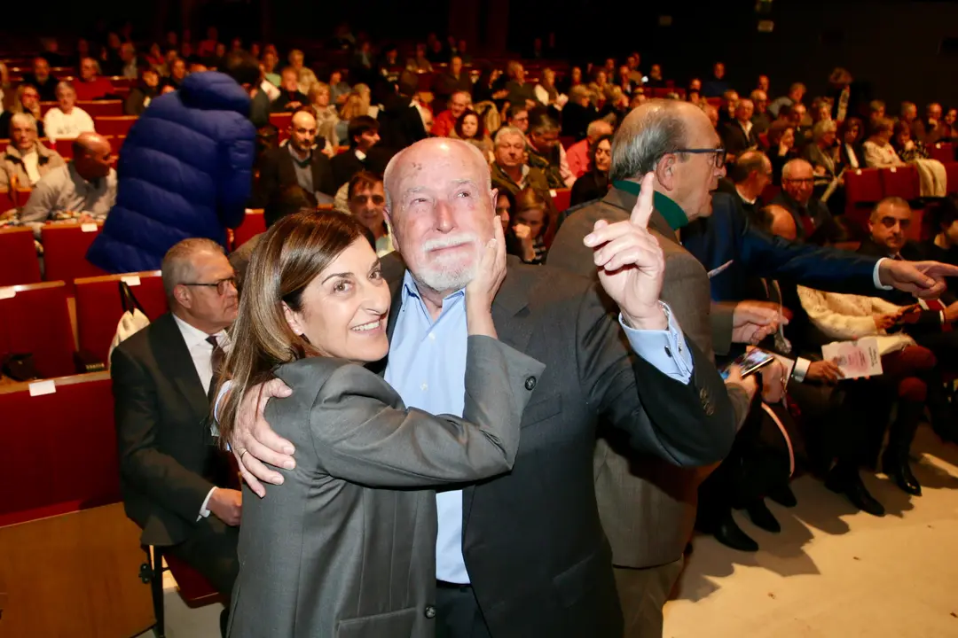 Buruaga, en el acto de nombramiento, a t&iacute;tulo p&oacute;stumo, de Gema D&iacute;az Villegas como hija predilecta de Pi&eacute;lagos