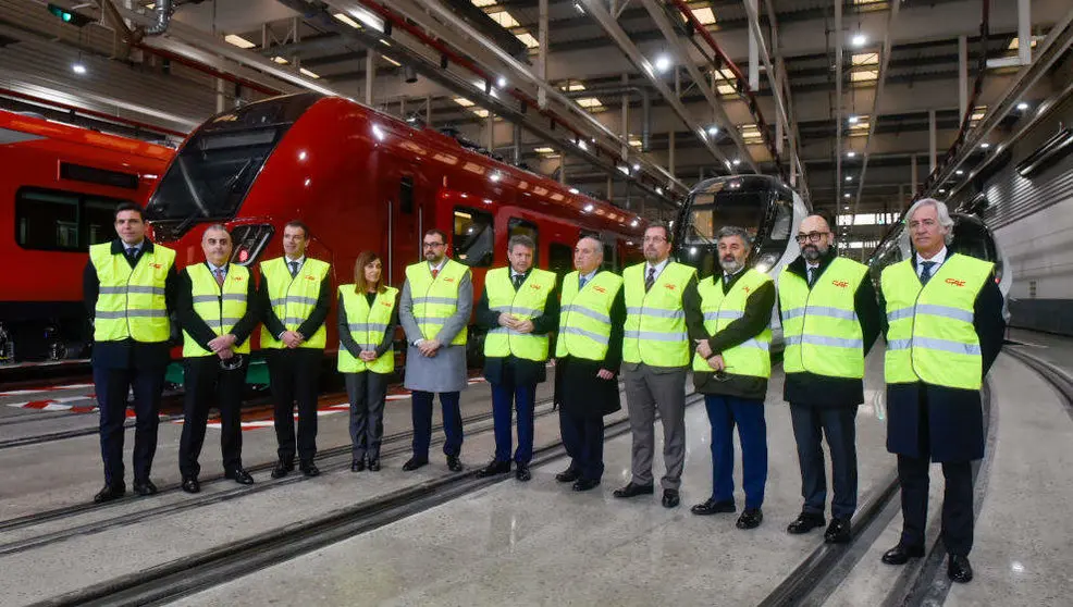 Foto de familia de los asistentes a la presentaci&oacute;n del inicio de la fabricaci&oacute;n de los nuevos trenes de ancho m&eacute;trico de Renfe