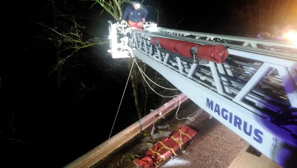 Rescate de una joven semiinconsciente tras caer por un terrapl&eacute;n junto al r&iacute;o en Casatablas (Soba)