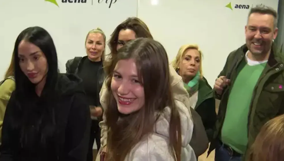 Aurah Ruiz, Lorena Morlote, Miri, Carmen Borrego y Kike Calleja en el aeropuerto