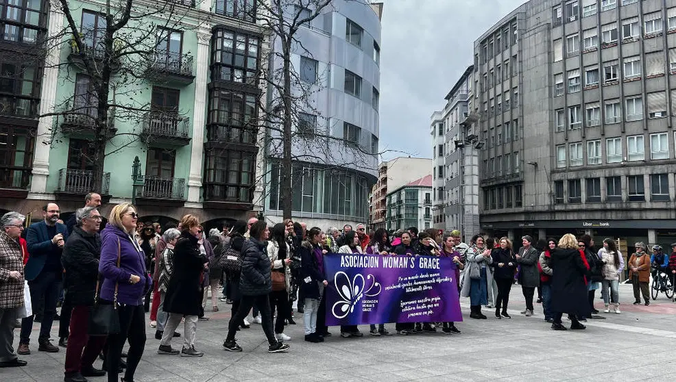 Decenas de personas se suman a las proclamas feministas en Torrelavega Nosotras s&iacute; somos manada