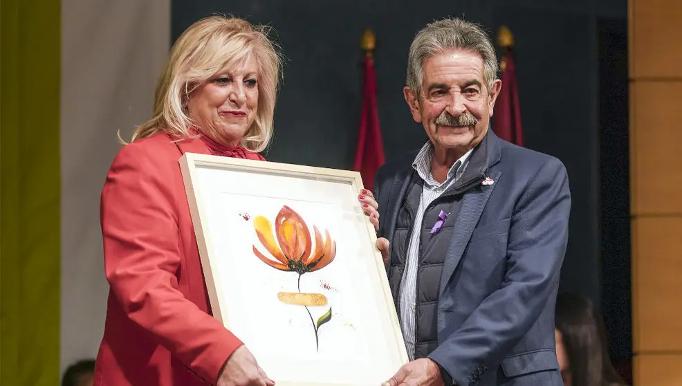 La presidenta del Colegio de Enfermeras y Enfermeros de Cantabria, Mari Luz Fern&aacute;ndez, recoge el homenaje del PRC de manos de su secretario general, Miguel &Aacute;ngel Revilla