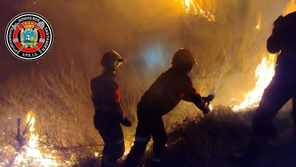 Los bomberos de Santander extinguen un incendio de vegetaci&oacute;n en la zona del Faro de Cabo Mayor