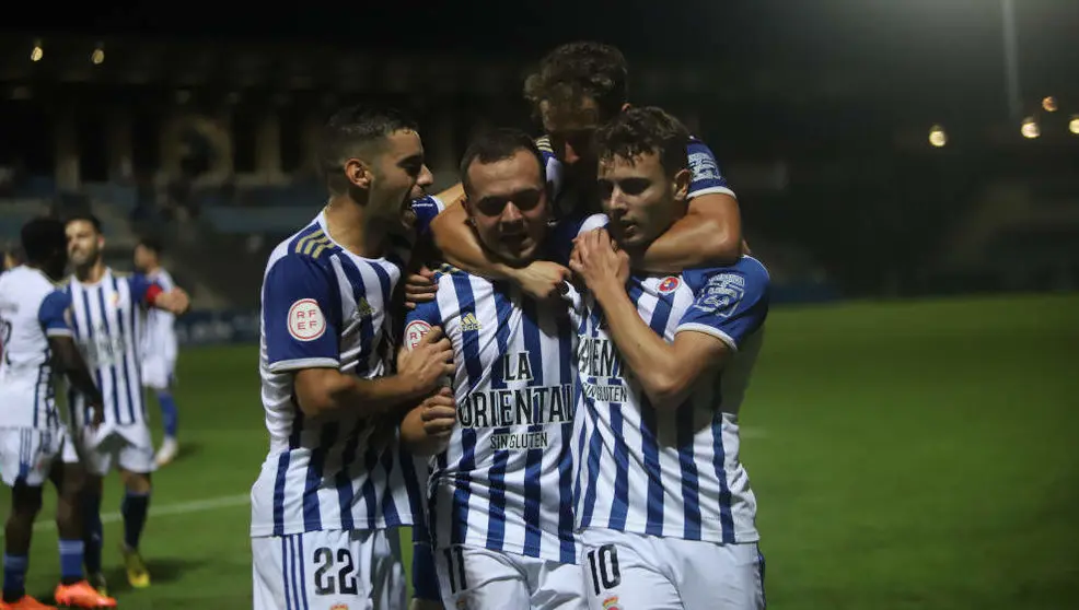 Los jugadores de la RS Gimn&aacute;stica celebran un gol