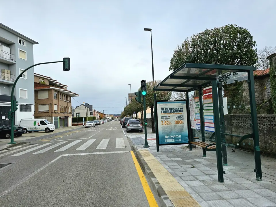 El Ayuntamiento de Torrelavega instala una nueva marquesina en la avenida Fern&aacute;ndez Vallejo
