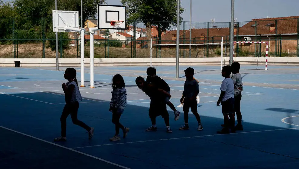 Varios ni&ntilde;os en el patio del colegio