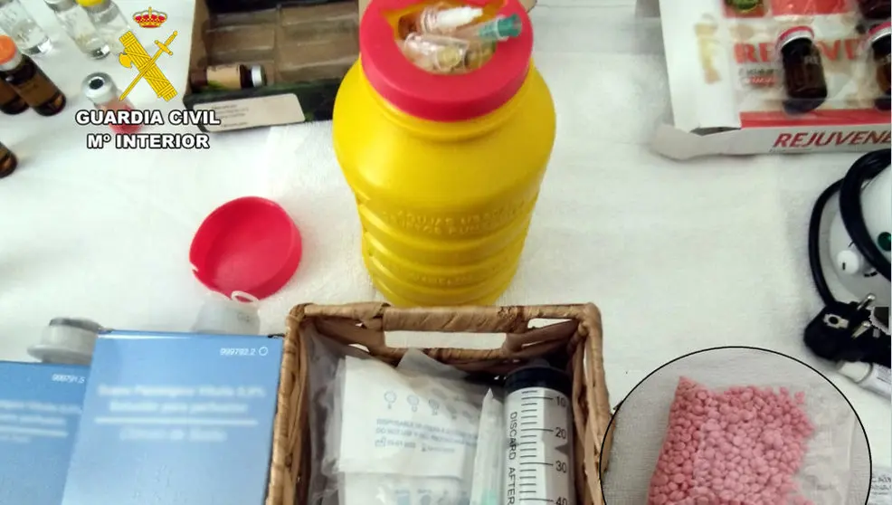 Material incautado en los pisos de Malia&ntilde;o en los que se hac&iacute;an intervenciones est&eacute;ticas ilegales