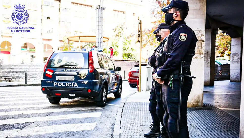 Polic&iacute;a Nacional por las calles de Torrelavega
