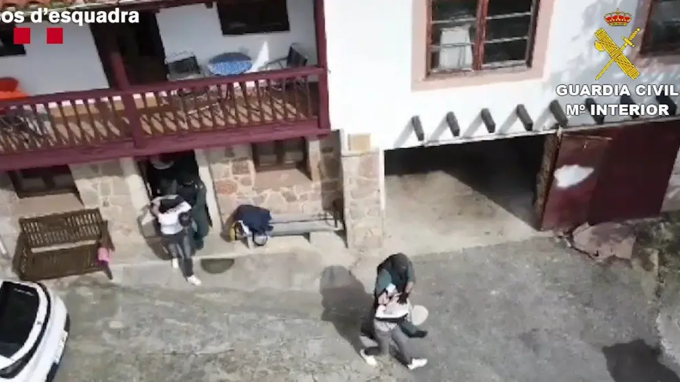 Un momento de la operaci&oacute;n conjunta de la Guardia Civil y Mossos d'Esquadra para desarticular un grupo dedicado a robos en viviendas