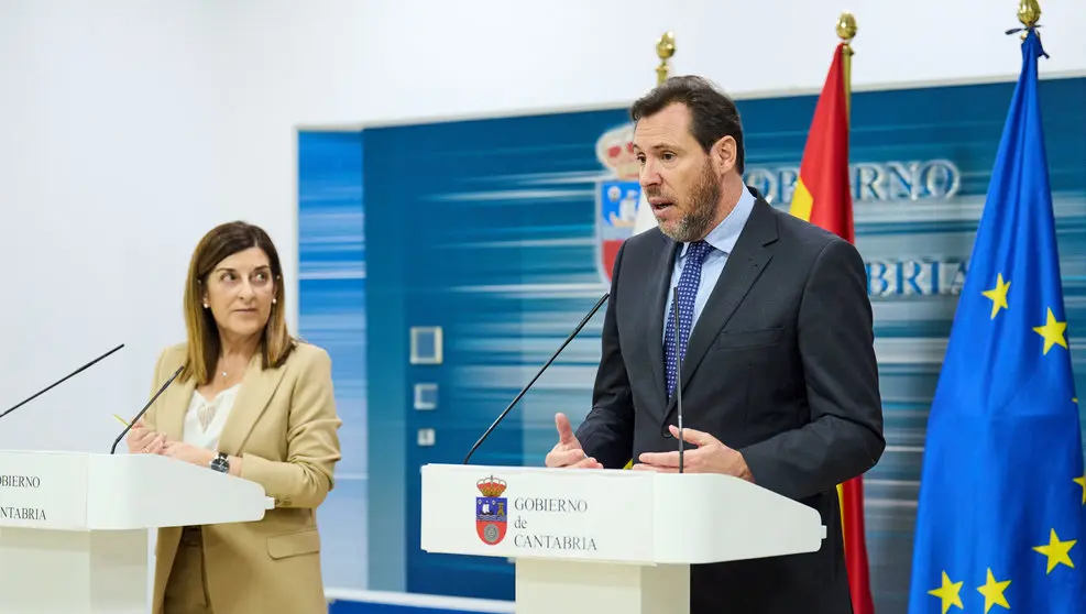 El ministro de Transportes y Movilidad Sostenible, &Oacute;scar Puente, y la presidenta de Cantabria, Mar&iacute;a Jos&eacute; S&aacute;enz de Buruaga, ofrecen una rueda de prensa tras una reuni&oacute;n Oscar puete FOTO- Juanma Serrano