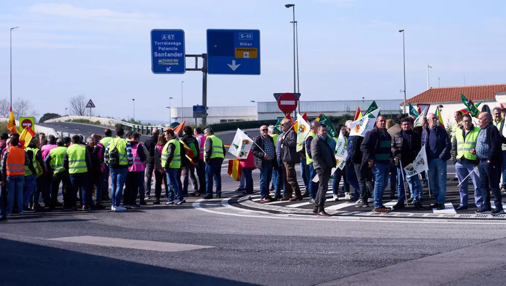 Agricultores y ganaderos de Castilla y Le&oacute;n protestan en el Puerto de Santander