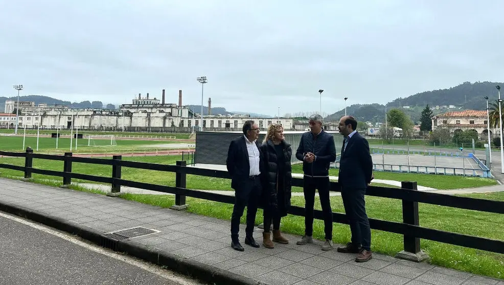 El secretario general del PSC-PSOE, Pablo Zuloaga,con Sniace al fondo