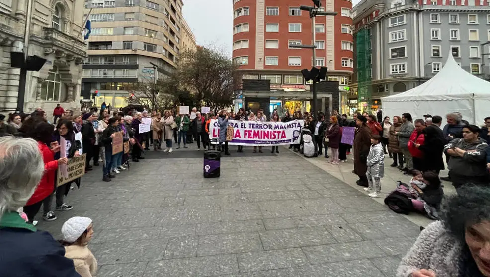 Concentraci&oacute;n en Santander contra la violaci&oacute;n grupal