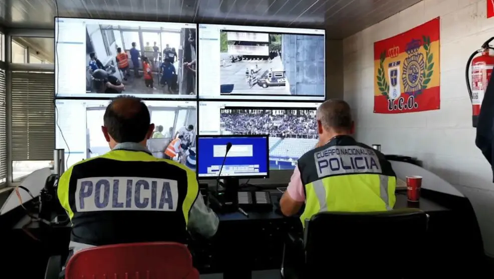 Agentes de la Polic&iacute;a Nacional visionando las c&aacute;maras de seguridad del estadio Carlos Tartiere en Oviedo