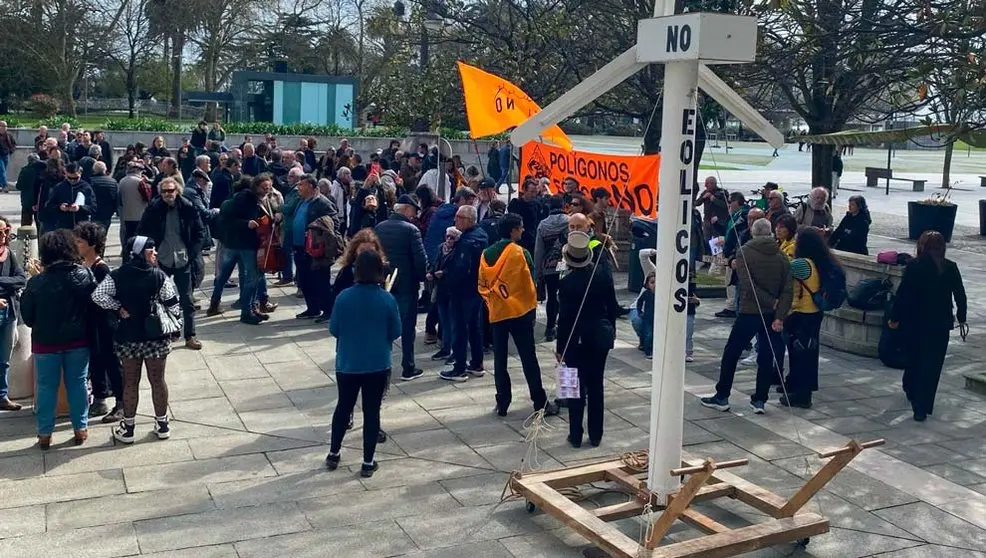 Cerca de 200 personas se concentran en Santander para denunciar los %22da&ntilde;os medioambientales%22 de los e&oacute;licos