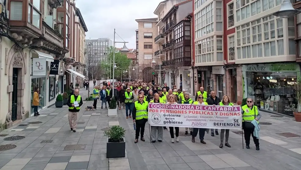 Un centenar de pensionistas se concentran en Torrelavega para reivindicar la salud y el cuidado de los mayores