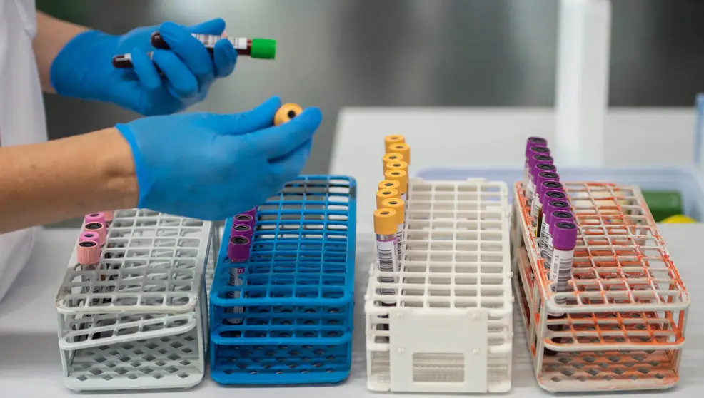 Un trabajador sanitario coloca recipientes con sangre donada