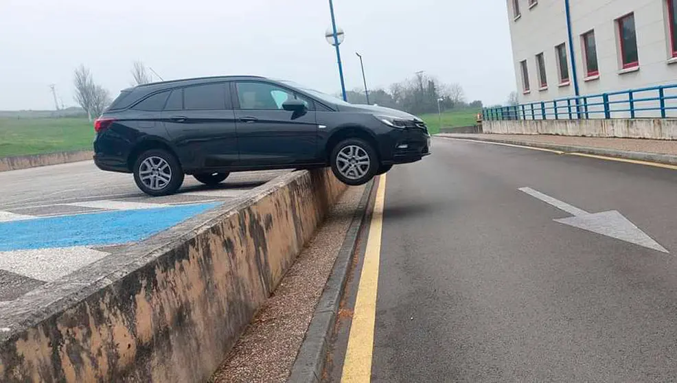 Veh&iacute;culo aparcado en el Hospital de Liencres