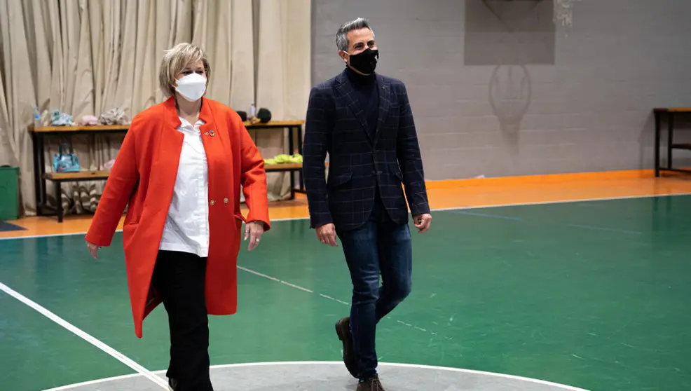 El vicepresidente y consejero de Universidades, Igualdad, Cultura y Deporte, Pablo Zuloaga, y la alcaldesa de Camargo, ESther Bolado, en el pabell&oacute;n Matilde de la Torre en una foto de archivo