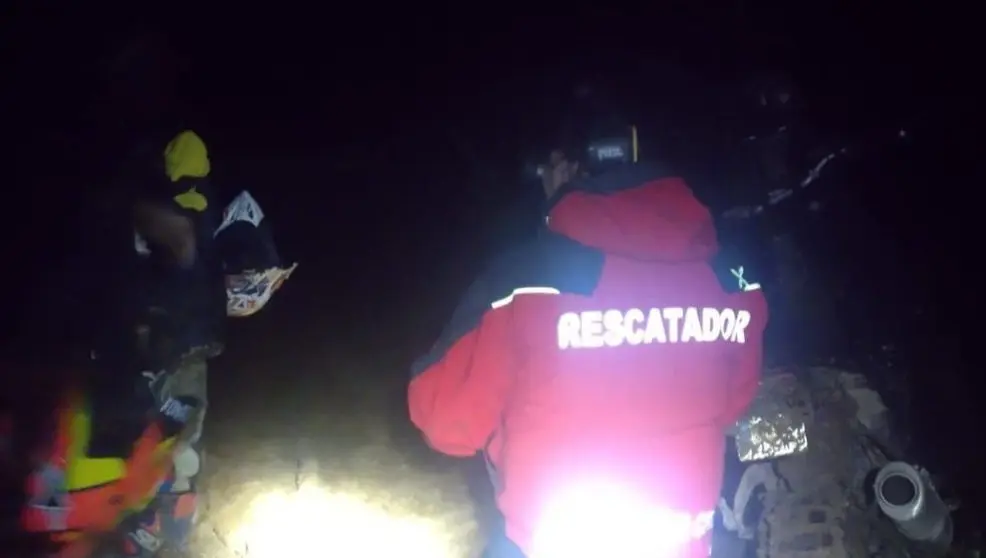 Evacuaci&oacute;n de los dos motoristas atascados y desorientados de noche en un monte de Pi&eacute;lagos