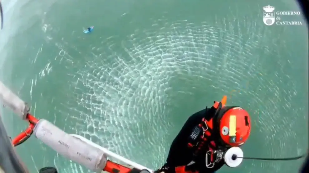 El equipo del helic&oacute;ptero del 112 del Gobierno rescata a un hombre que practicaba paddle surf en Suances y ten&iacute;a problemas para regresar a tierra