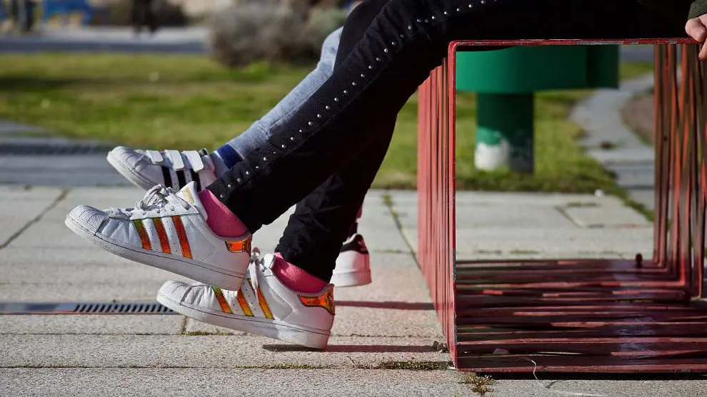 Dos j&oacute;venes sentados