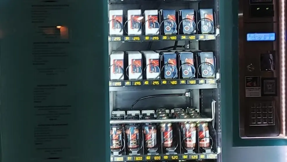 M&aacute;quina expendedora en Laredo dedicada en exclusiva a la anchoa artesana del Cant&aacute;brico