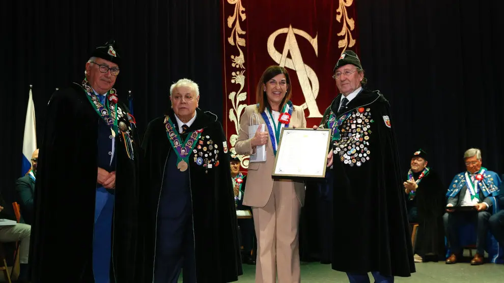 La presidenta regional, Mar&iacute;a Jos&eacute; S&aacute;enz de Buruaga, es nombrada cofrade de honor de la Cofrad&iacute;a del Queso de Cantabria