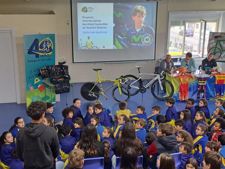 Visita del ciclista Iv&aacute;n Guti&eacute;rrez al colegio El Salvador